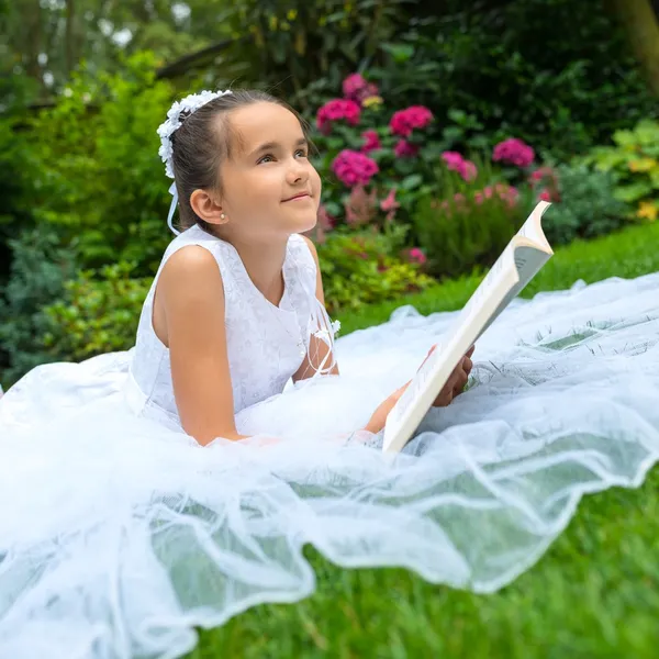 Menina lendo Primeira Santa Comunhão — Fotografia de Stock