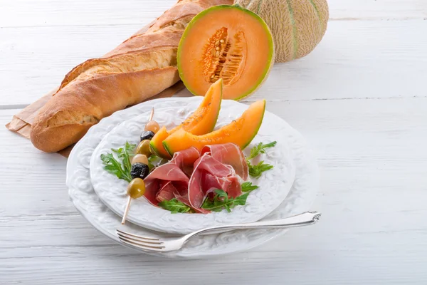 Jamón con melón y aceitunas — Foto de Stock
