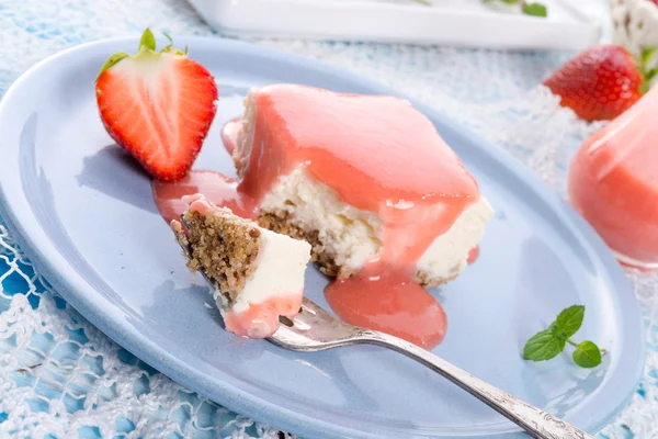 Cheese cake with strawberry sauce — Stock Photo, Image