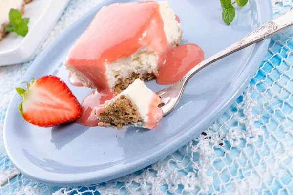 Tarta de queso con salsa de fresa —  Fotos de Stock