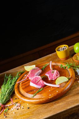 Çiğ Kuzu Pirzolası Tahta Kesme Tahtası