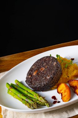 Yeşil kuşkonmaz ve kızarmış elmalı puding.