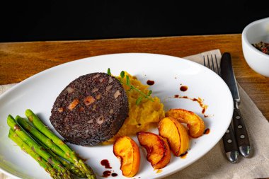 Yeşil kuşkonmaz ve kızarmış elmalı puding.