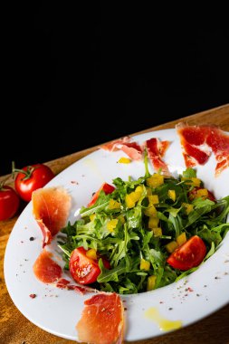 Kurutulmuş İspanyol jambonlu roket salatası.