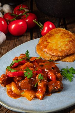 Patates gözlemeli orijinal Macar gulaşı.