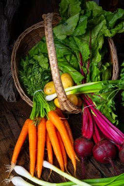 İçinde farklı sebzeler olan sepet: pancar ve havuç.