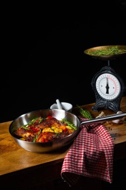 Çeşitli sebze ve baharatlarla kızarmış tavuk bacağı.