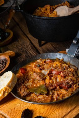 Polonya bigoları şarap ve erikle yapılan eski bir tarifle pişirilir.