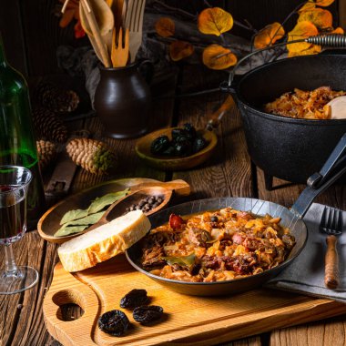 Polonya bigoları şarap ve erikle yapılan eski bir tarifle pişirilir.