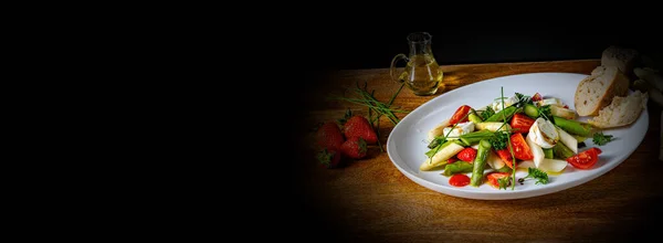 Çilekli Kuşkonmaz Salatası Domates Keçi Peyniri — Stok fotoğraf