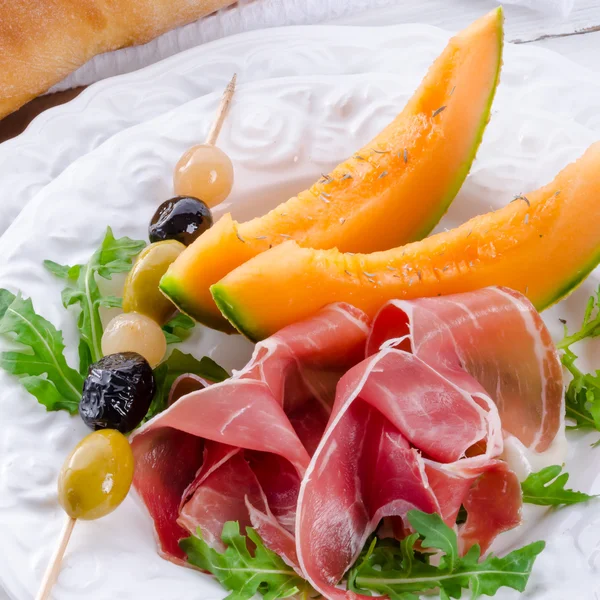 Jambon au melon et olives — Photo