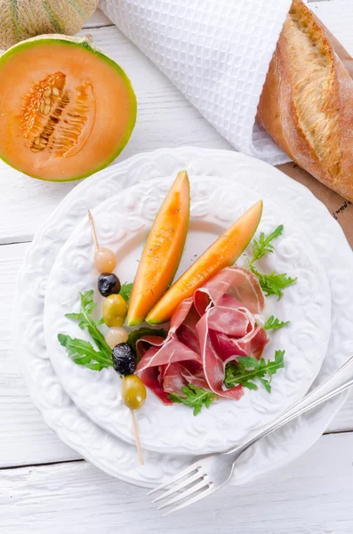 火腿配甜瓜和橄榄 — 图库照片