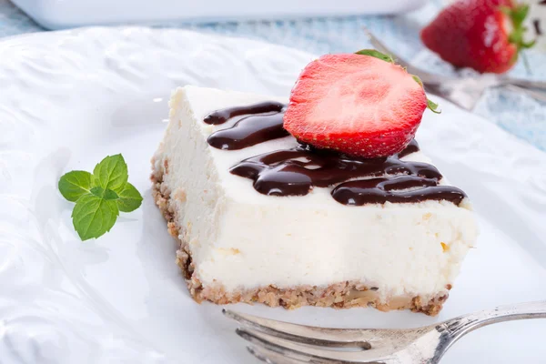 Çilekli çikolatalı cheesecake — Stok fotoğraf