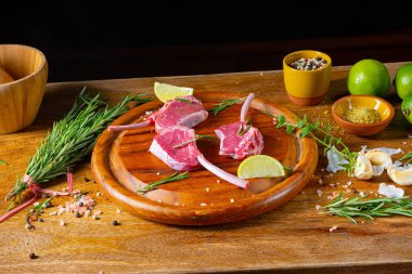 Çiğ Kuzu Pirzolası Tahta Kesme Tahtası