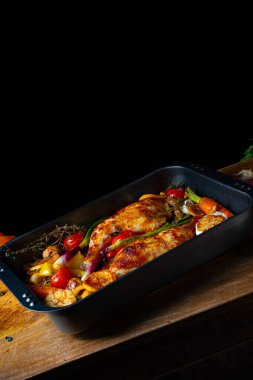 Çeşitli sebzelerle kızarmış tavuk bacağı.