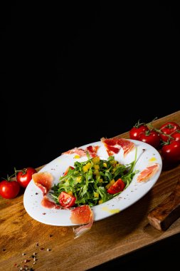 Kurutulmuş İspanyol jambonlu roket salatası.