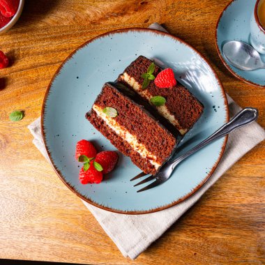 Ahududu ve kahveli Rustik çikolatalı kek.