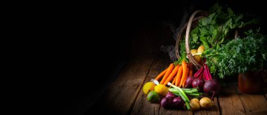 İçinde farklı sebzeler olan sepet: pancar ve havuç.