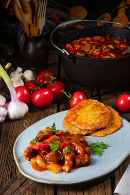 Patates gözlemeli orijinal Macar gulaşı.