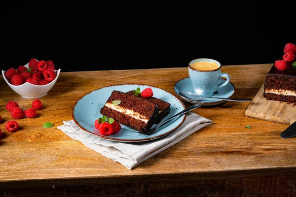 라즈베리와 커피를 곁들인 거침없는 초콜릿 케이크 — 스톡 사진