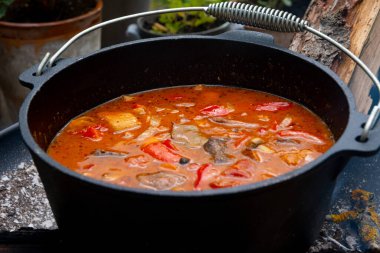 Çaydanlık kebabı açık ateşte hazırlanır.!