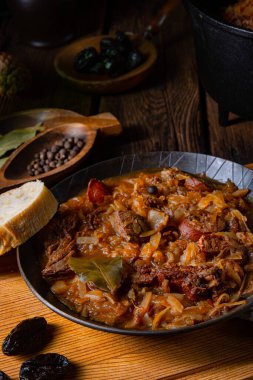 Polonya bigoları şarap ve erikle yapılan eski bir tarifle pişirilir.