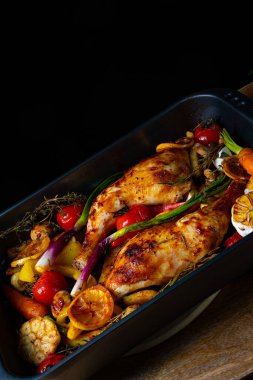 Çeşitli sebzelerle kızarmış tavuk bacağı.