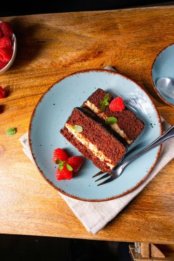 Ahududu ve kahveli Rustik çikolatalı kek.