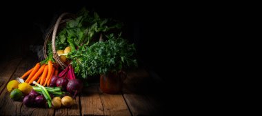 Tahta arka planda taze sebzeler