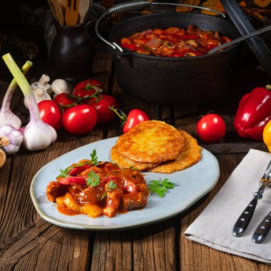 Patates gözlemeli orijinal Macar gulaşı.