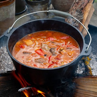 Çaydanlık kebabı açık ateşte hazırlanır.!