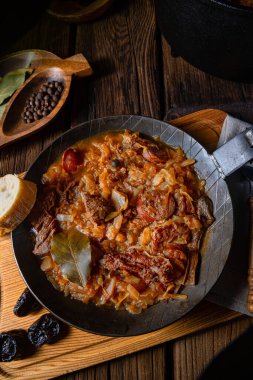 Polonya bigoları şarap ve erikle yapılan eski bir tarifle pişirilir.