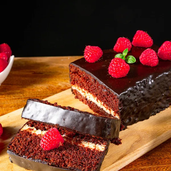 Schokoladenkuchen Mit Himbeeren Und Kaffee — Stockfoto