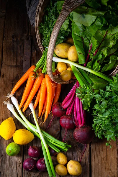 Verduras Frescas Sobre Fondo Madera — Foto de Stock