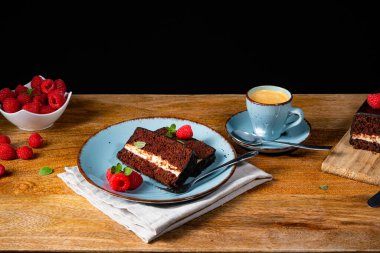 Ahududu ve kahveli Rustik çikolatalı kek.