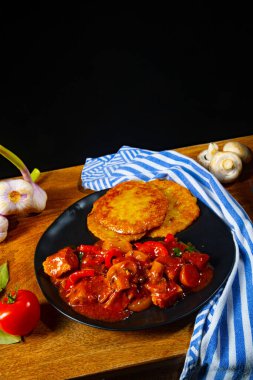 Domates soslu ve sebzeli kızarmış tavuk.