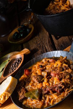 Polonya bigoları şarap ve erikle yapılan eski bir tarifle pişirilir.