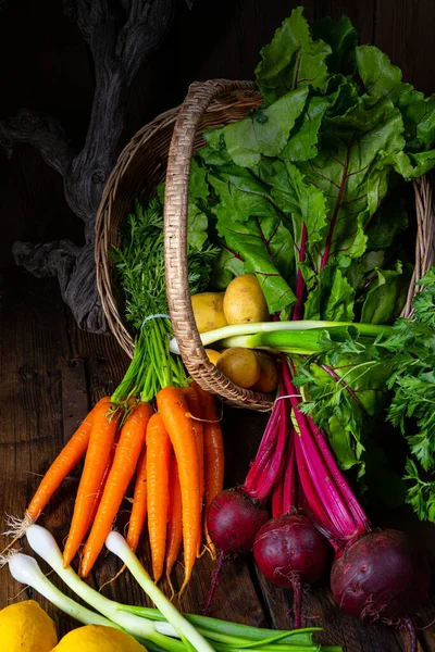 Tahta arka planda taze sebzeler