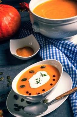 Hindistan cevizi sütüyle balkabağı kremalı lezzetli çorba.