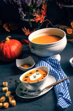 Hindistan cevizi sütüyle balkabağı kremalı lezzetli çorba.