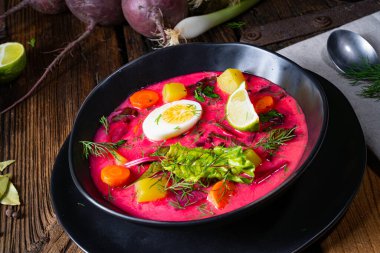 Botwinka Polonya bahar pancar çorbası