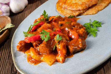 Patates gözlemeli orijinal Macar gulaşı.