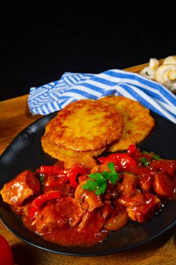 Patates gözlemeli orijinal Macar gulaşı.