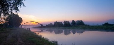 Güzellik nehri Warta şafakta