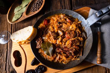 Polonya bigoları şarap ve erikle yapılan eski bir tarifle pişirilir.