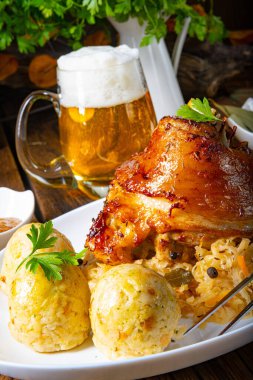 Lahana turşulu domuz budu ve tatlı hardal.