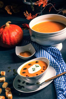 Hindistan cevizi sütüyle balkabağı kremalı lezzetli çorba.