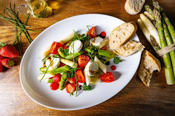 Ensalada Espárragos Con Fresas Tomates Queso Cabra —  Fotos de Stock