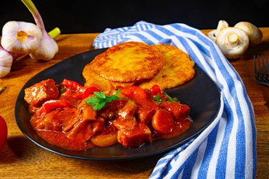 Patates gözlemeli orijinal Macar gulaşı.