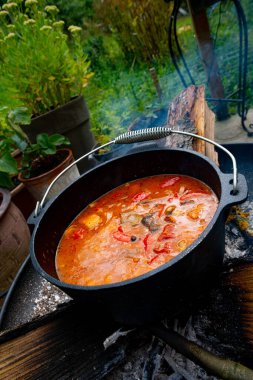 Çaydanlık kebabı açık ateşte hazırlanır.!